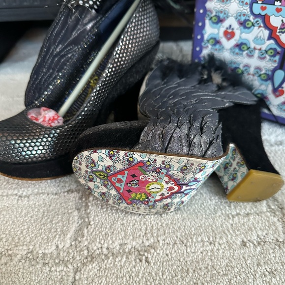 NIB Irregular Choice Black and Silver Feathered Heels - Picture 4 of 8